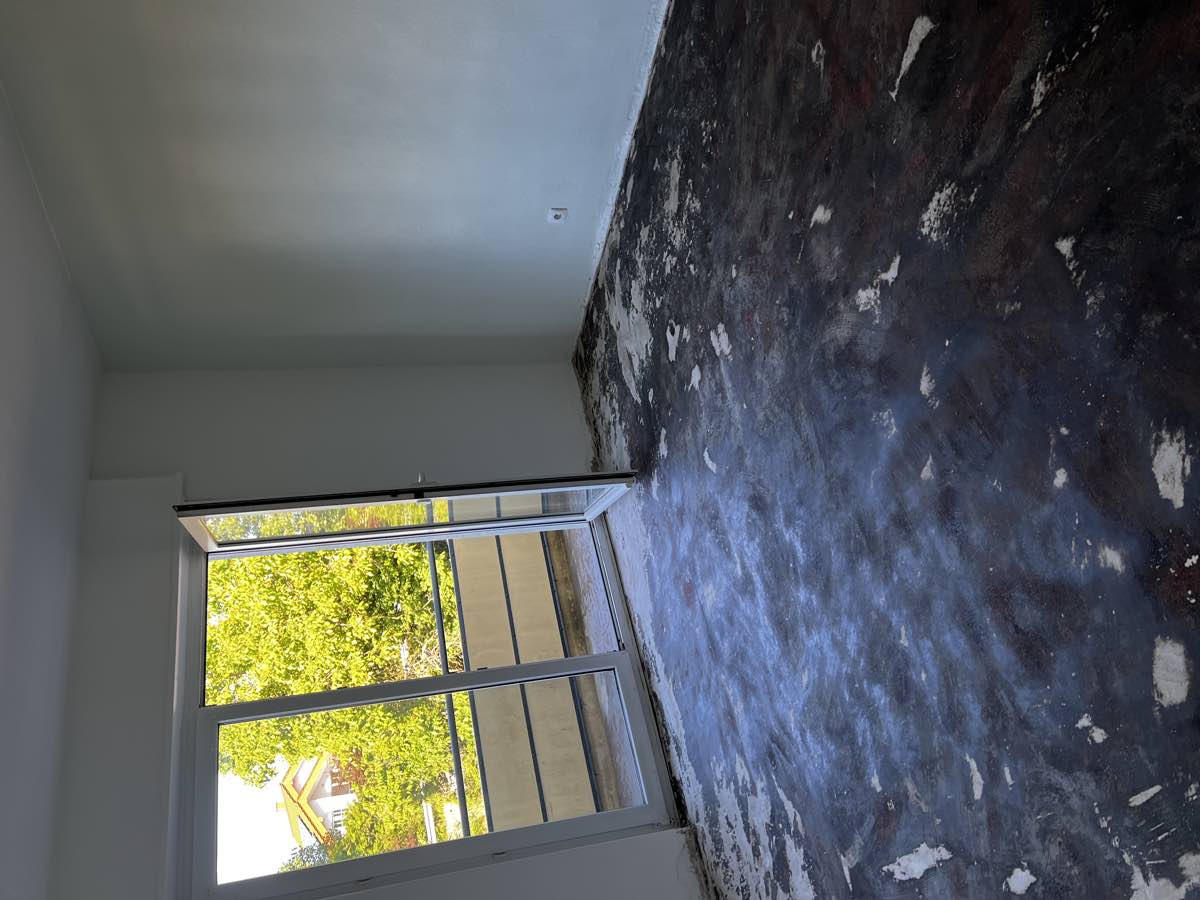 Vorher – alte beschädigte Wand vor der Renovierung