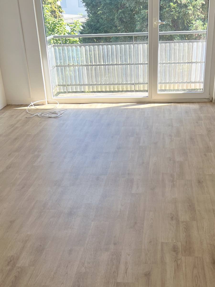 Nachher – neuer PVC-Boden verlegt, Wohnzimmer fertig renoviert