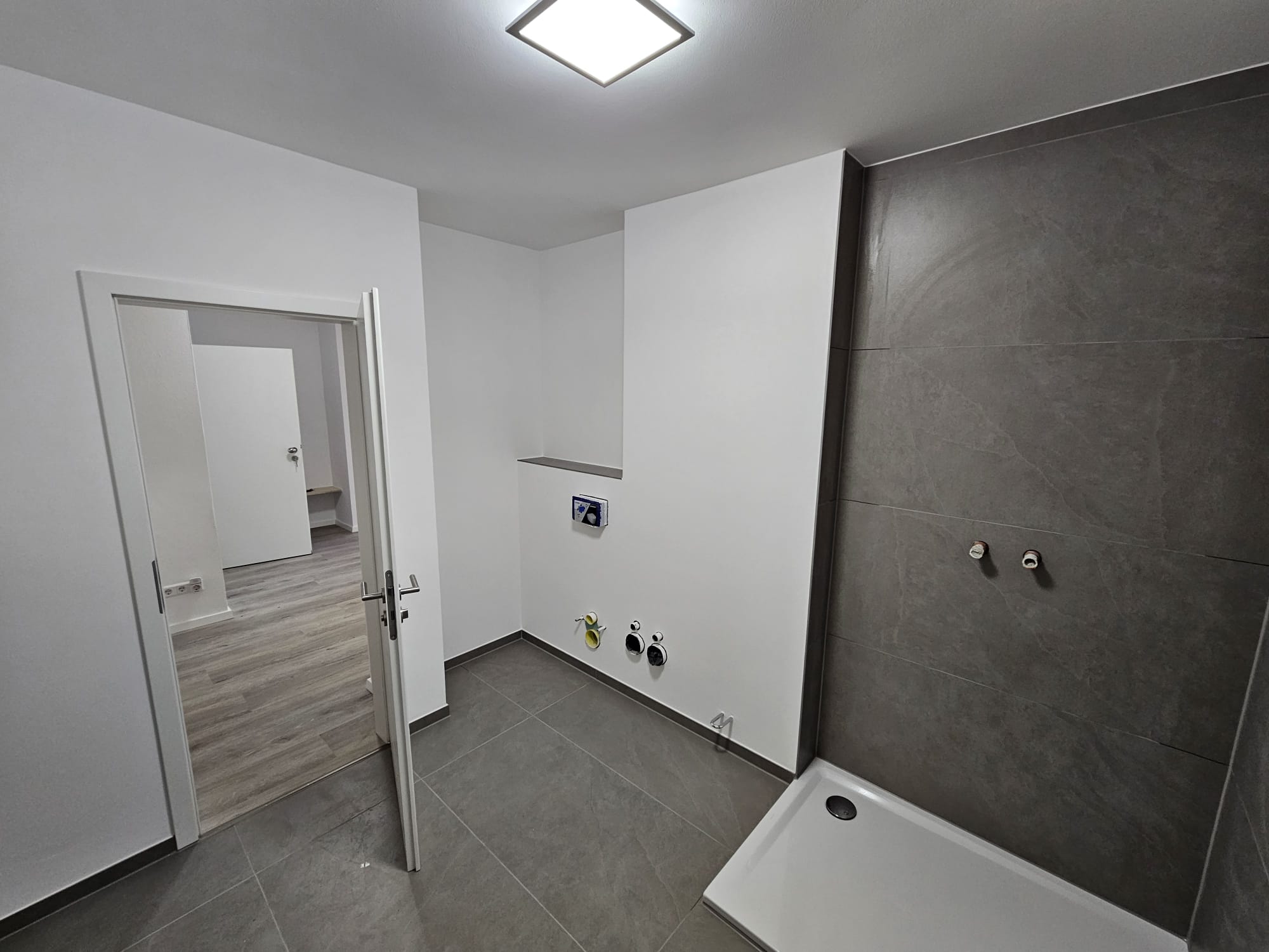 Komplettsanierung Bad – neue Dusche, Fliesen und Sanitär – RK Bauprofi