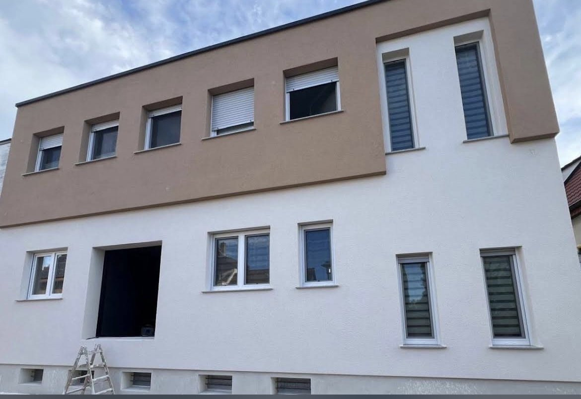 Malerarbeiten Bürstadt – zweifarbiger Anstrich an einem Wohnhaus mit klarer Linie zwischen den Geschossen