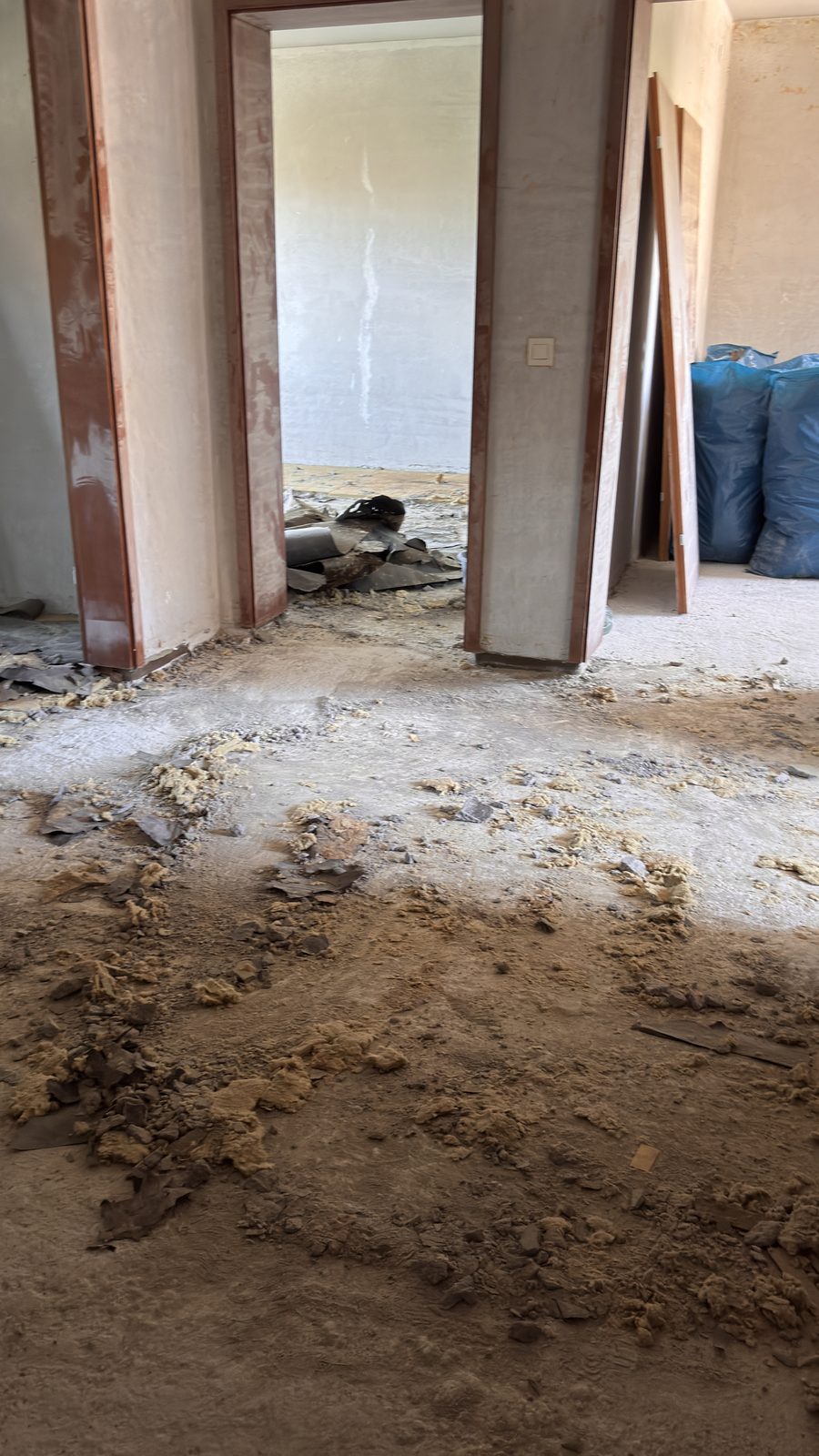 Komplettrenovierung Hochhaus Bürstadt – alter Bodenbelag wird entfernt, Zimmer in Bearbeitung