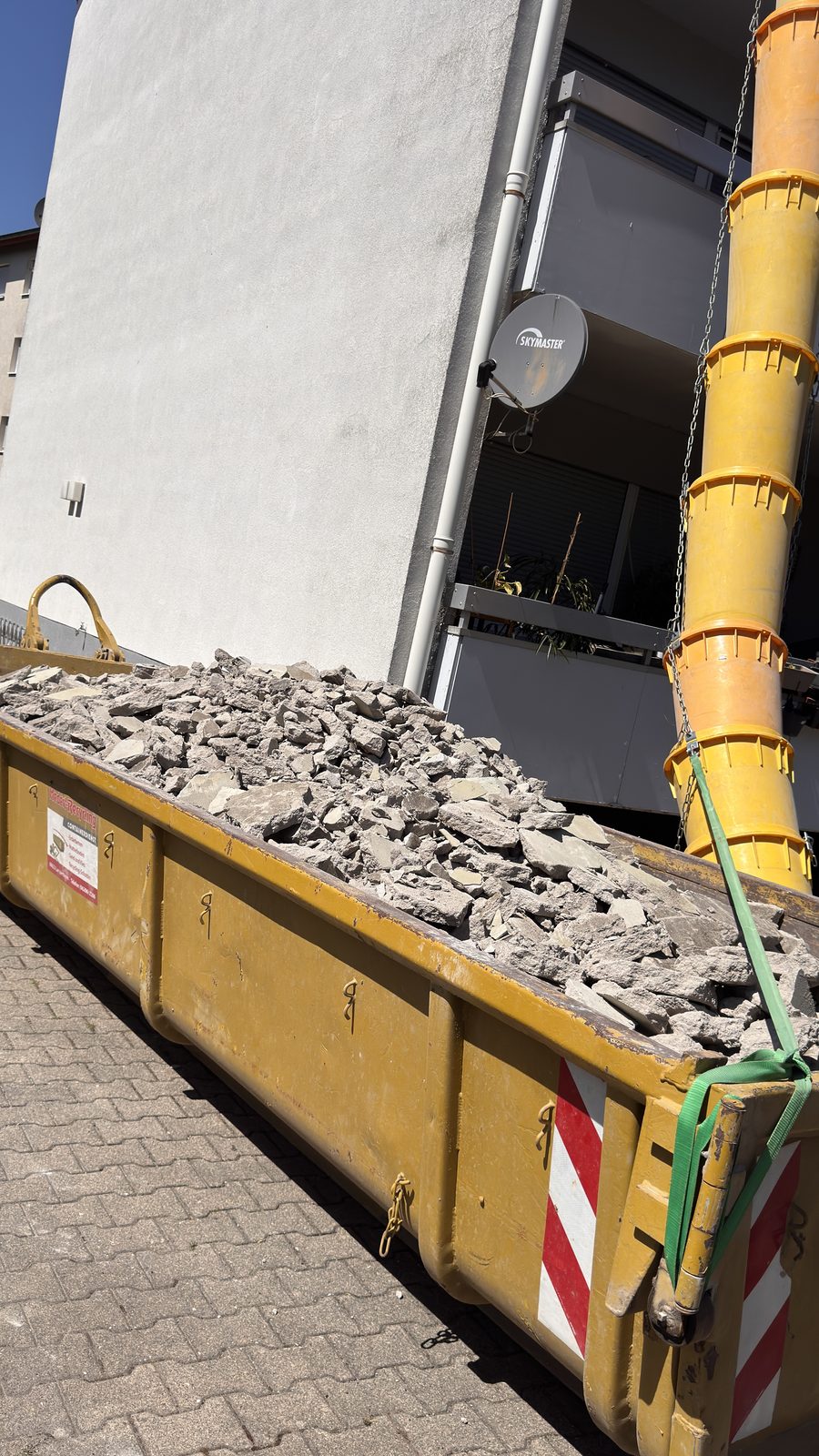 Komplettrenovierung Hochhaus Bürstadt – Container für die fachgerechte Entsorgung des Bauschutts