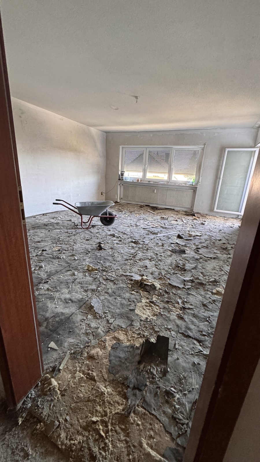 Komplettrenovierung Hochhaus Bürstadt – Wohnung nach Entkernung bis auf den Estrich zurückgebaut