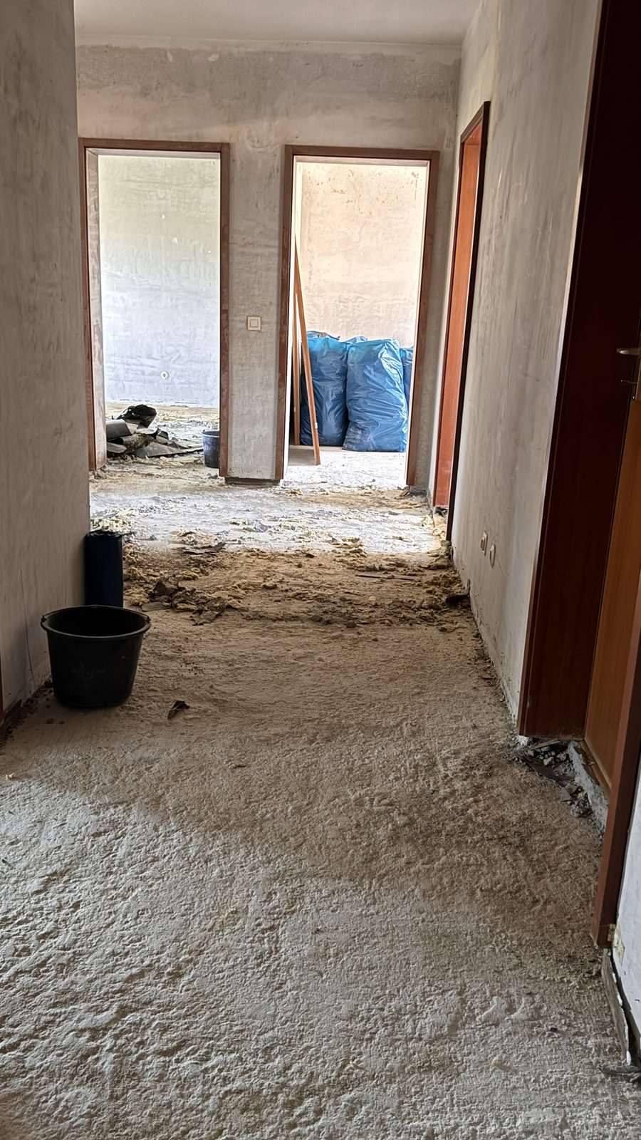 Komplettrenovierung Hochhaus Bürstadt – Flur nach der Entkernung, Dämmreste und Bauschutt