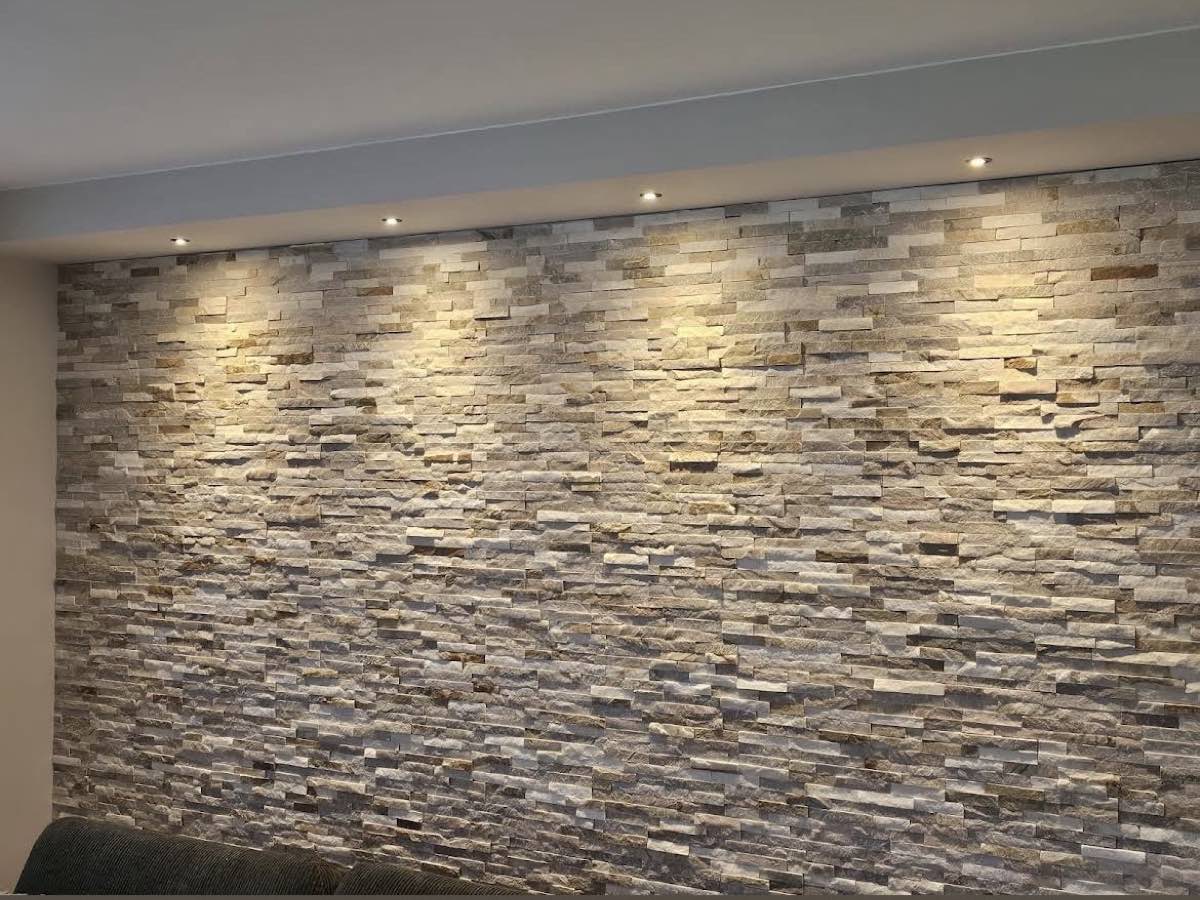 Steinwand Innenausbau mit LED-Beleuchtung – Wohnzimmer Designwand